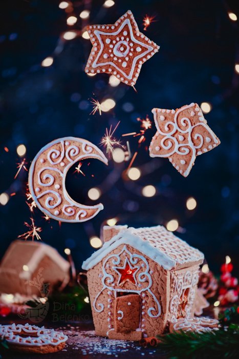 Волшебный рождественский натюрморт с пряничным домиком и плавающим печеньем