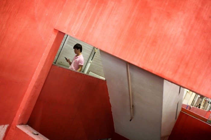 Интересная архитектурная фотография красного интерьера комнаты