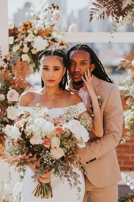 Жених и невеста с цветочным дисплеем из свадебного блога Green Wedding Shoes