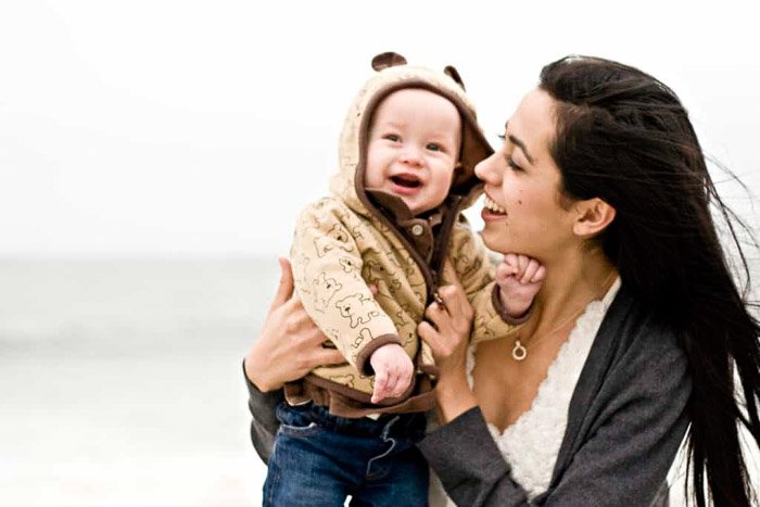 Милая пляжная семейная фотосессия мамы и малыша