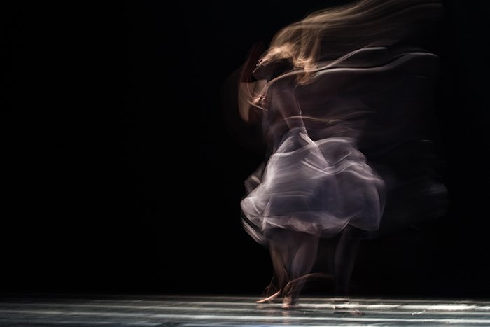 Художественная импрессионистская фотография танцора, выступающего на сцене