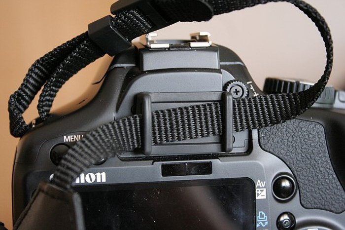 Крышка оптического видоискателя зеркальной фотокамеры Canon.