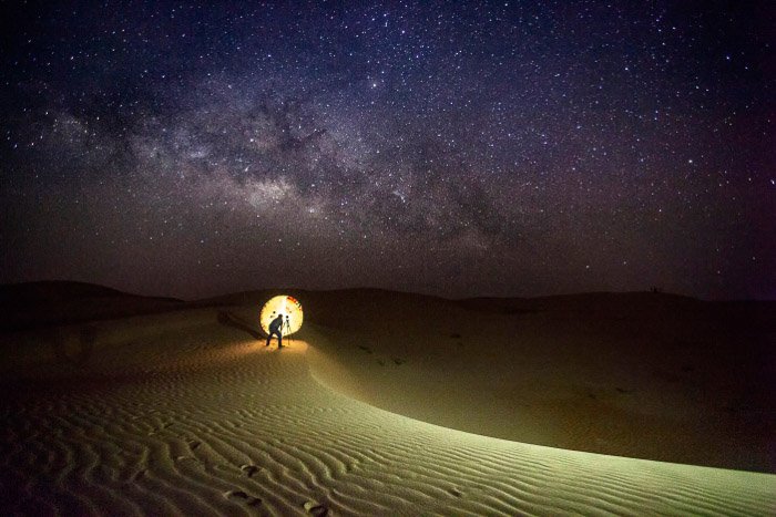Фотограф настраивает астрофотографию в пустыне