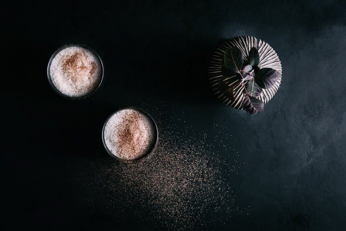 Темная и угрюмая фотография еды с двумя десертами