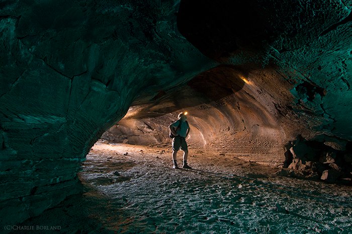 Фотограф-приключенец исследует пещеру, Центральный Орегон