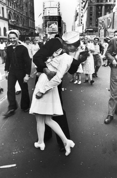 The Iconic photo of V-J Day In Times Square byАльфред Айзенштадт