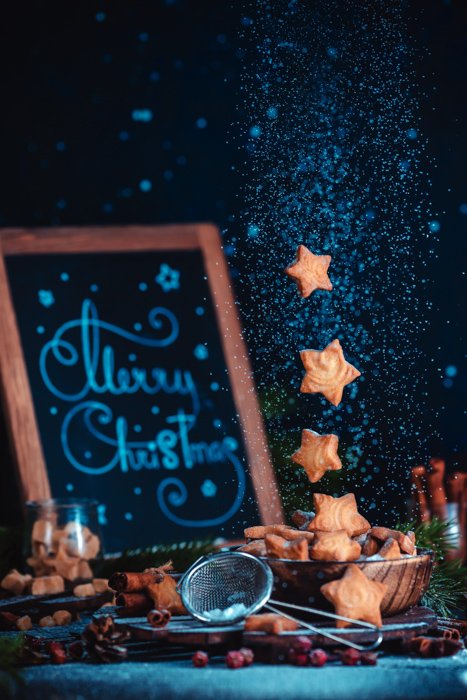 Прикольные рождественские фотографии натюрморта из печенья, левитирующего над натюрмортом
