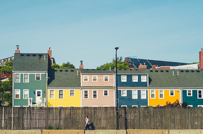 Ряд домов, окрашенных в дополнительные цвета
