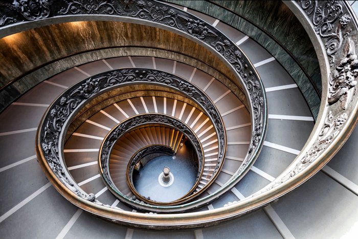 Красивая винтовая лестница в музее ватикана в риме, снятая с помощью лучшего оборудования для архитектурной фотографии