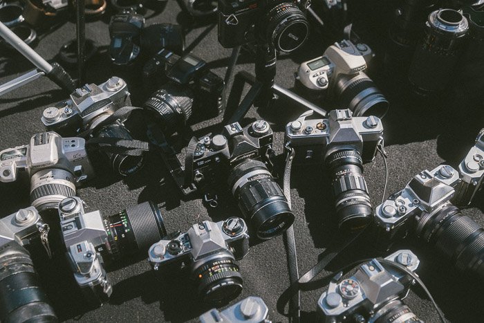 Различные типы камер на столе, представляющем лучшие магазины фотоаппаратов для покупки