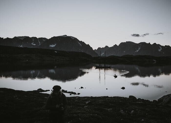 Черно-белая фотография озера и гор