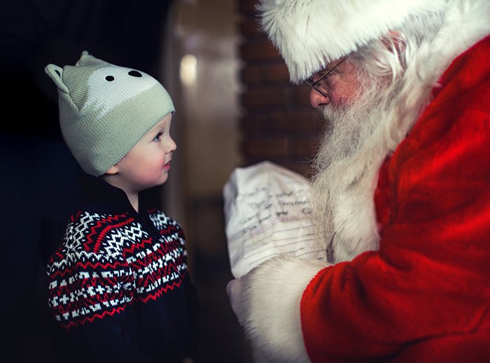 Рождественский портрет маленького мальчика, встречающего Санта-Клауса