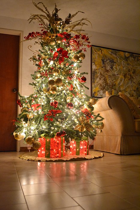 Рождественская фотография украшенной елки в помещении