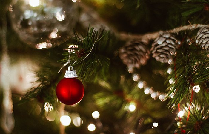 Рождественская фотография украшения на елке в помещении