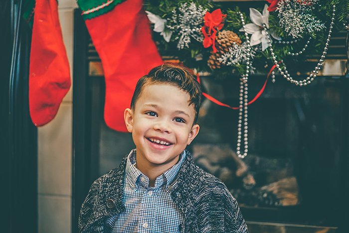 Рождественский портрет маленького мальчика в помещении