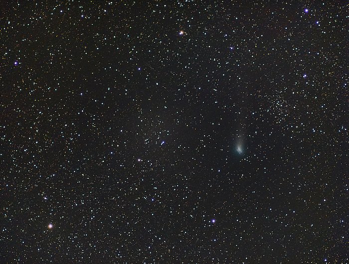 Фотография глубокого неба с размазанной кометой
