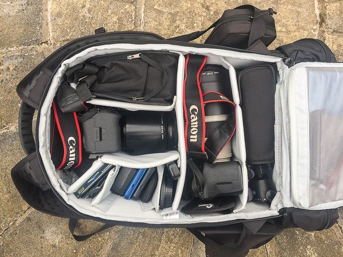 Набор оборудования и аксессуаров для стоковой фотографии в сумке для камеры