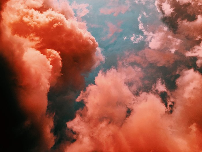 Яркий цветной снимок облачного неба, фотоискусство
