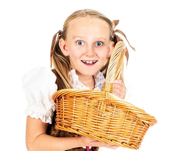 Фотография маленькой девочки, держащей плетеную корзину