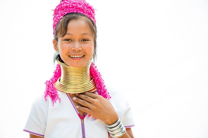 Фотопортрет тайской девушки в традиционной одежде в высоком ключе