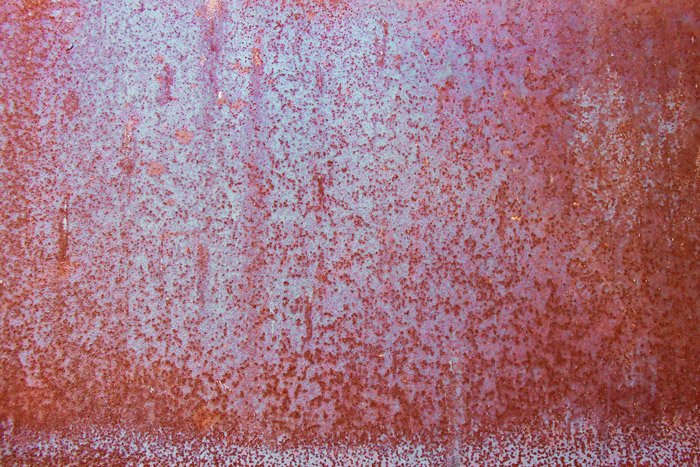 Красные стены, покрытые ржавчиной - деталь промышленной фотографии