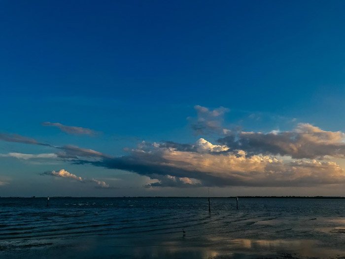 Темный снимок облака над морским пейзажем