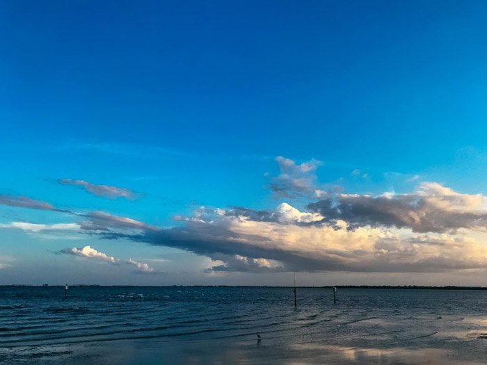 Фотоснимок HDR iPhone облаков над морским пейзажем
