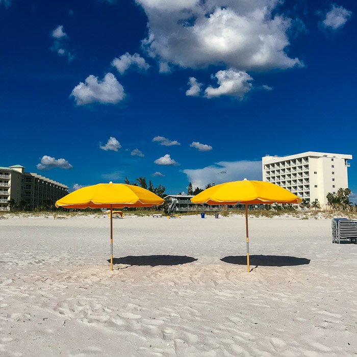 Потрясающее hdr фото желтых зонтиков на пляже