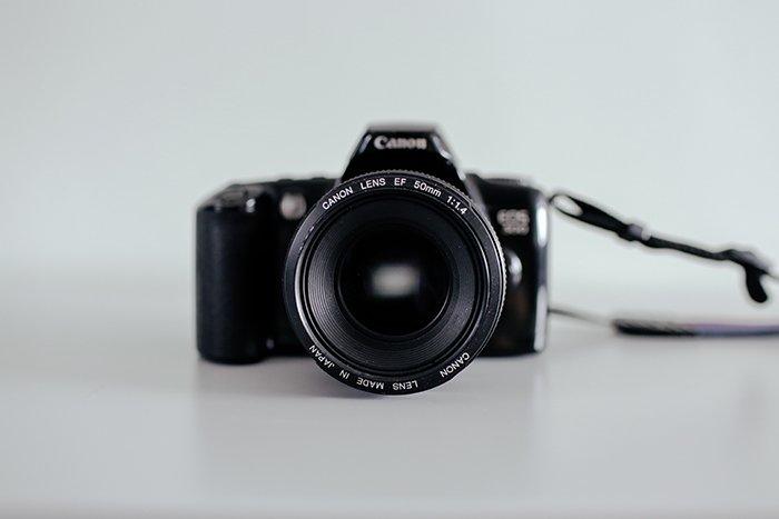 Canon DSLR, оснащенный объективом 50mm f/1.8