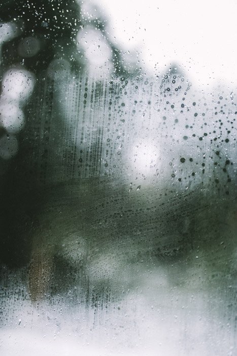 Абстрактный узор на дождливом окне - абстрактная пейзажная фотография