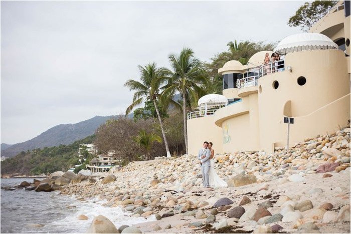 Красивый свадебный портрет пары, обнимающейся на тропическом пляже