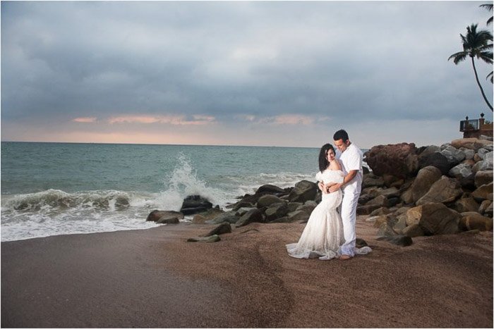 Красивый свадебный портрет пары, позирующей на пляже