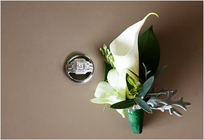 Свадебная фотография плоского плана орхидеи рядом с кольцом