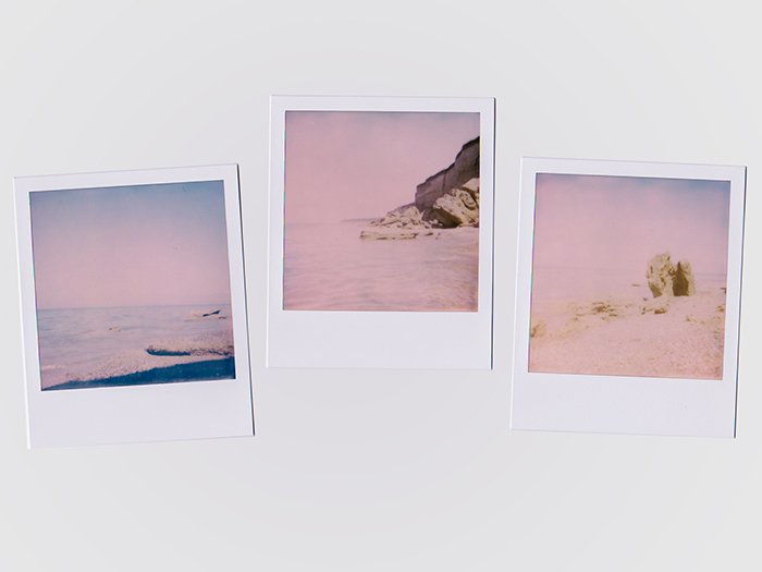 Три фотографии Polaroid с эффектом размытия, розовыми бликами и голубыми тенями. пленочная фотография. 