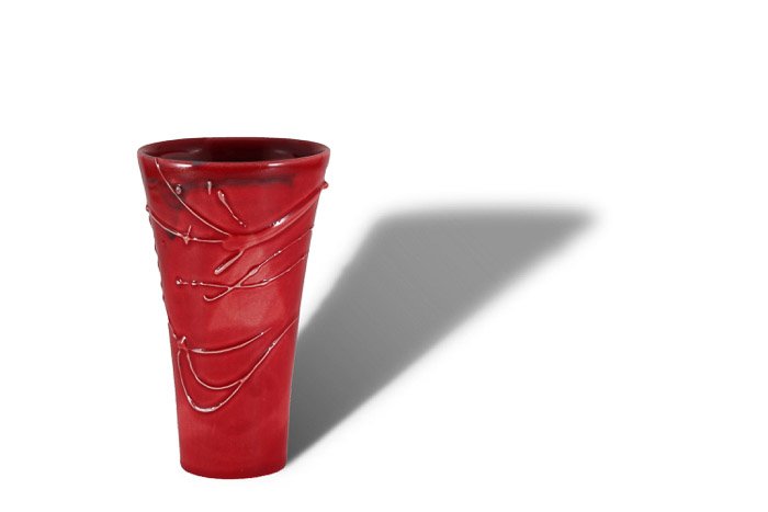 Фотография красной вазы с сильной тенью