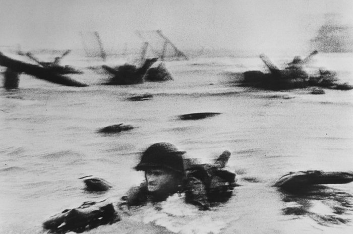 Роберт Капа знаменитые фотографии дня Д, Нормандия. Пляж Омаха. Первая волна американских войск высаживается на рассвете.