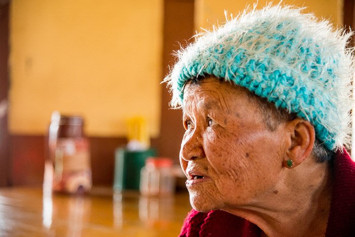 Портрет пожилой тайской женщины, снятый с помощью ободкового света