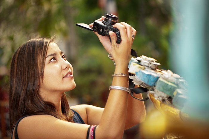 Женщина-фотограф делает фото с ободковым светильником