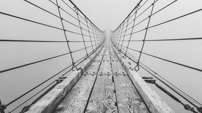 Черно-белая фотография моста, демонстрирующая использование принципа искусства и дизайна в фотографии
