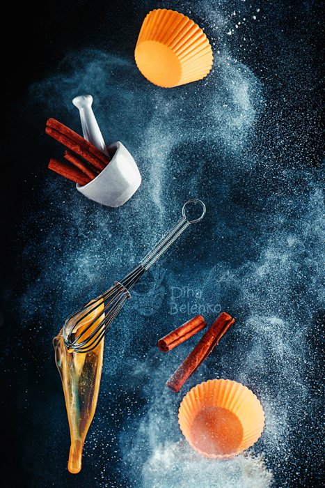 Натюрморт с использованием летающей кухонной утвари и мучных облаков - креативная фотография натюрморта