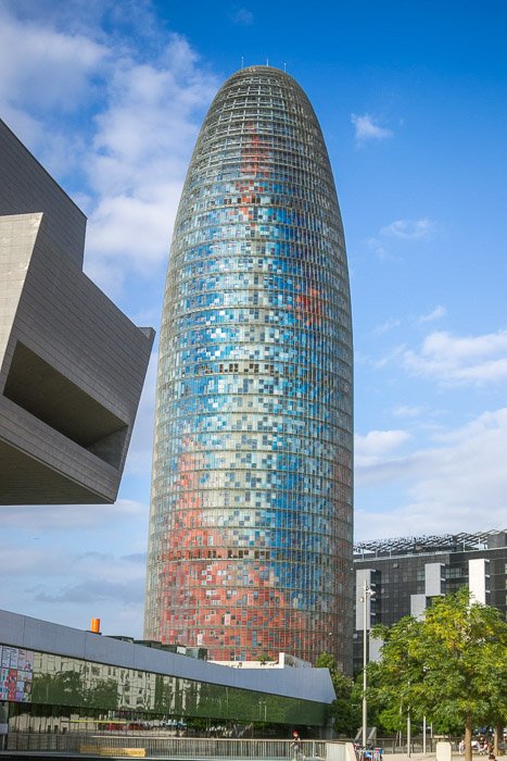 Правильно экспонированное изображение башни AGBAR в Барселоне. Как корректировать экспозицию в Lightroom