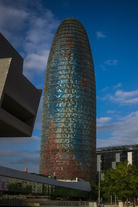 Недоэкспонированная фотография башни AGBAR в Барселоне. Как исправить экспозицию в Lightroom