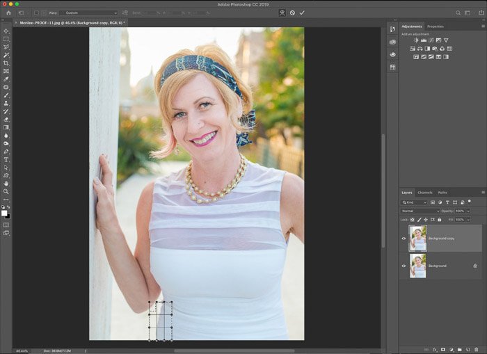 Скриншот, показывающий, как использовать инструмент искривления Photoshop для редактирования портретной фотографии