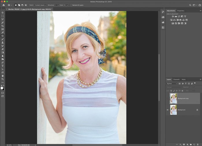 Скриншот, показывающий, как использовать инструмент искривления Photoshop для редактирования портретной фотографии