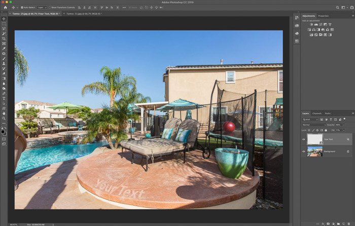 Скриншот, показывающий, как использовать инструмент деформации Photoshop для фотографии недвижимости - финальное изображение с текстом, слегка текстурированным как слой наложения