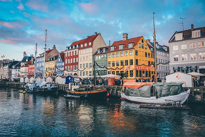 Цветной дом и лодки у реки в Копенгагене - самые красивые города мира