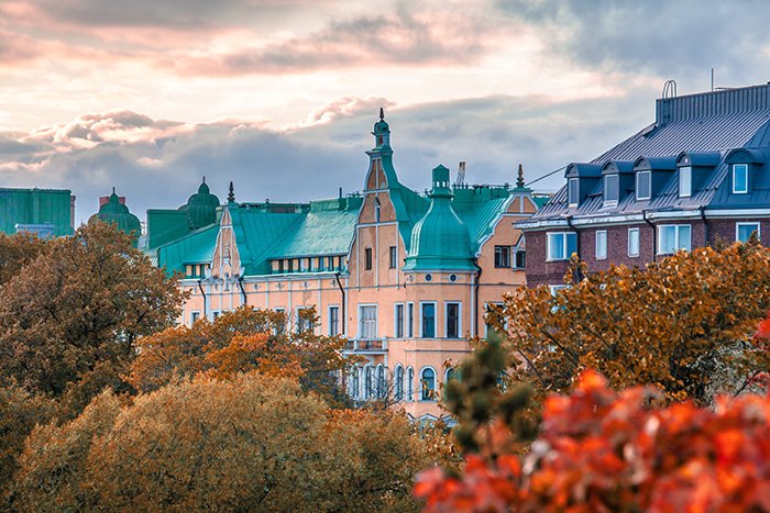 Верхушки деревьев и зданий в Хельсинки, Финляндия - лучшие города Европы для фотографирования