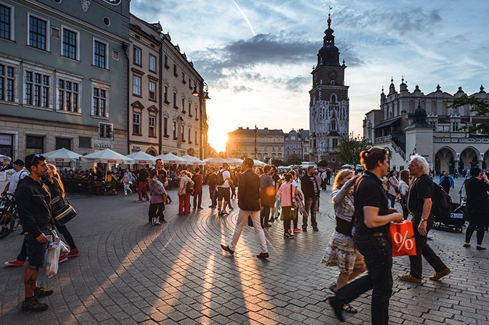 Оживленная уличная сцена в Кракове - самые красивые города Европы