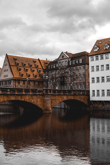 Красивый каменный мост через реку в Нюрнберге, Германия
