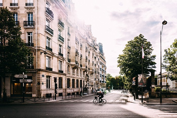 Вид на улицу Парижа - красивые города для фотографирования